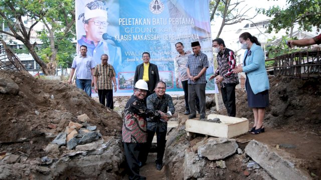 Danny Letakkan Batu Pertama Pembangunan Kantor Klasis Makassar dan Gereja Toraja