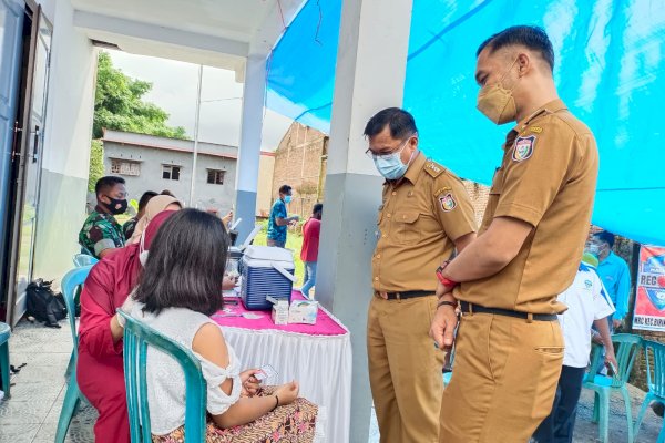 Benyamin B Turupadang Camat Biringkanaya Kota Makassar Pantau Kegiatan Vaksinasi di Pemukiman Malewang Sudiang