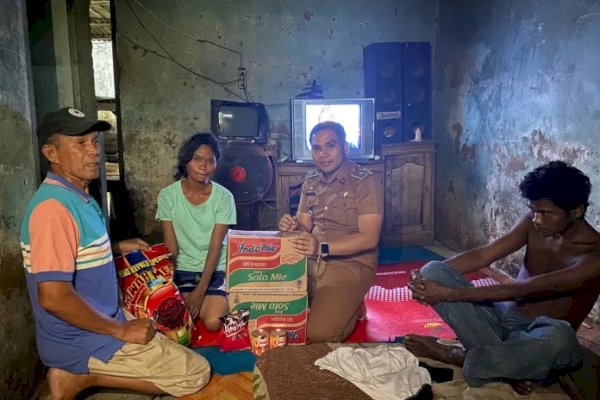 Peduli Warga Lurah Katimbang Berikan Bantuan Kepada Keluarga Penderita Gangguan Jiwa