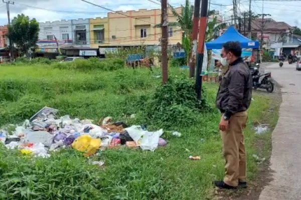 Satgas Kelurahan Laikang Biringkanaya Bersihkan Titik Sampah Liar
