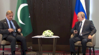 Vladimir Putin Tertawakan PM Pakistan karena Tak Bisa Pasang Earphone