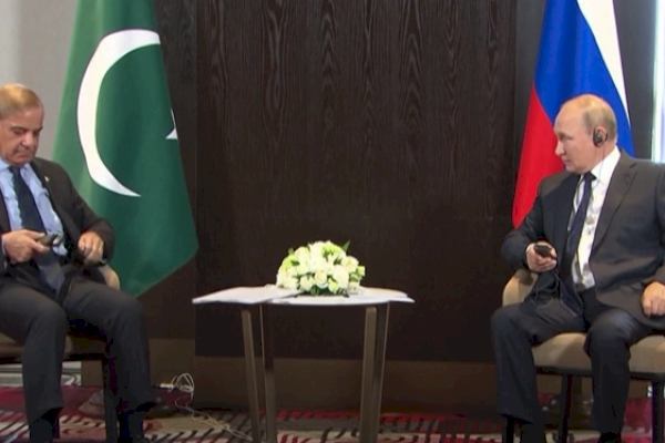 Vladimir Putin Tertawakan PM Pakistan karena Tak Bisa Pasang Earphone