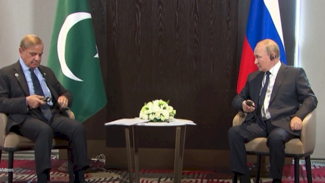 Vladimir Putin Tertawakan PM Pakistan karena Tak Bisa Pasang Earphone.(F-INT)