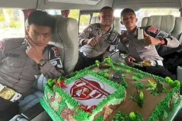 Kapok! Lecehkan hingga Jilat Kue HUT TNI, Dua Oknum Polisi Langsung Dikerangkeng