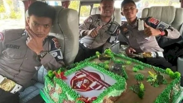 Kapok! Lecehkan hingga Jilat Kue HUT TNI, Dua Oknum Polisi Langsung Dikerangkeng
