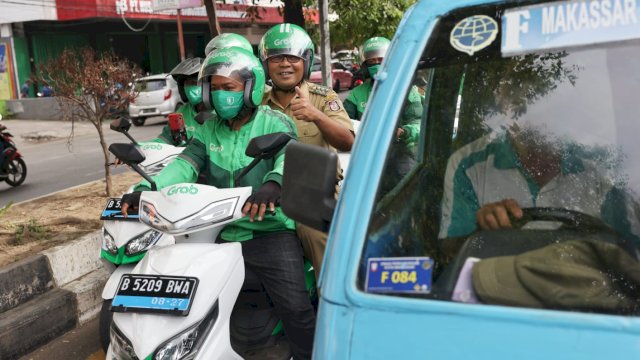 Pekan Keenam Ojol Day, Danny Pomanto Naik Grab Menuju Dukcapil