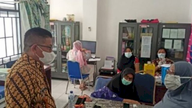 Camat Bontoala Pantau Vaksinasi Yang Digelar Tiga Kelurahan di Puskesmas Layang