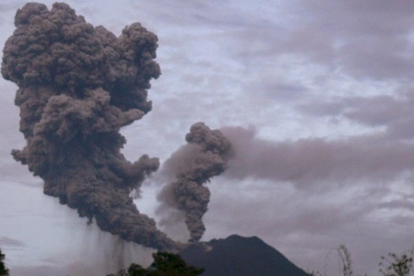 Waspada! Gunung Ibu di Maluku Utara Erupsi, Lontarkan Kolom Abu Setinggi 2 Kilometer