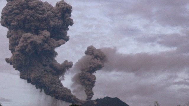 Gunung Ibu erupsi.(F-INT)