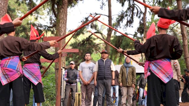 Ilham Azikin Buka Kelong Pinus Rombeng 2022