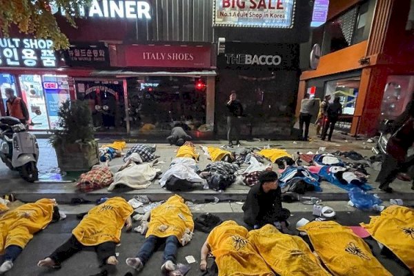 Jenazah Tragedi Halloween Itaewon Korea Berjejer di Trotoar