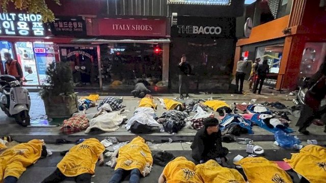 Jenazah Tragedi Halloween Itaewon Korea Berjejer di Trotoar