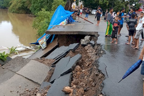 Waspada, Telah Terjadi Longsor di Jalan Sukowati Paddoang Doangan Pangkep