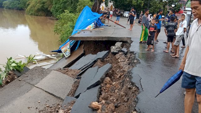 Waspada, Telah Terjadi Longsor di Jalan Sukowati Paddoang Doangan Pangkep
