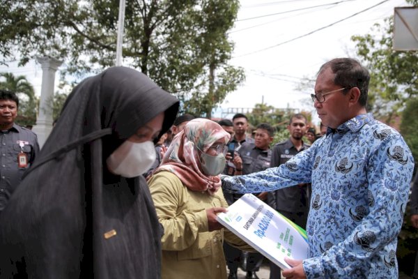 Danny Pomanto Serahkan Santunan Jaminan Kematian ke Ahli Waris Jukir Perumda Parkir