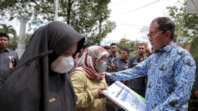 Danny Pomanto Serahkan Santunan Jaminan Kematian ke Ahli Waris Jukir Perumda Parkir