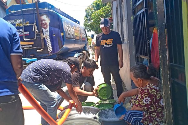 NasDem Peduli, Genjot Suplai Air Bersih Gratis Bantu Warga Terdampak Banjir di Palopo Sulsel