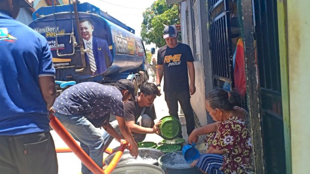 NasDem Peduli, Genjot Suplai Air Bersih Gratis Bantu Warga Terdampak Banjir di Palopo Sulsel