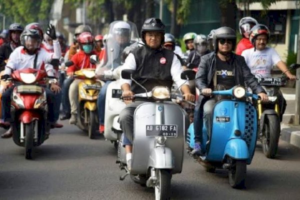 Anies Baswedan Tinggalkan Balai Kota Naik Vespa Klasik