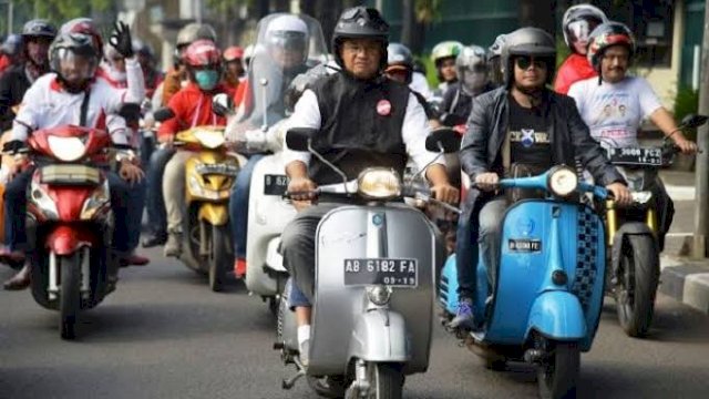 Anies Baswedan Tinggalkan Balai Kota Naik Vespa Klasik