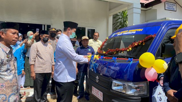 Bupati Yusran Resmikan Mobil Sampah dan Bagikan Bantuan di Desa Tamarupa Pangkep