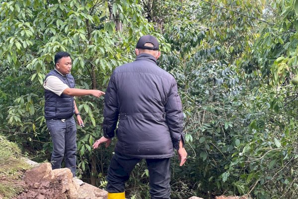 Ilham Azikin Kunjungi Lokasi Longsor, Jalan Dipasangi Bronjong