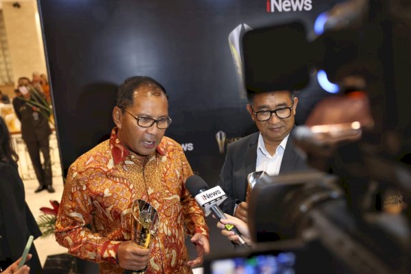 Sukses Bangun Ekonomi Berkelanjutan, Danny Pomanto Terima Penghargaan Indonesia Award 2022