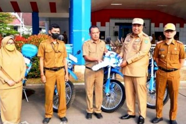 Didampingi Sekda, Bupati Maros Chaidir Syam Serahkan Bantuan Motor Trail Kepada Penyuluh KB di Daerah Pegunungan Maros