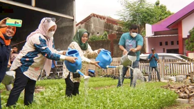 Camat Edwar Dampingi Wawali Makassar Fatmawati Rusdi Serahkan Bantuan