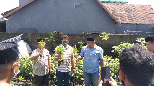 Camat Tamalate Edwar: Dari Safari Jumat Hingga Panen Kangkung