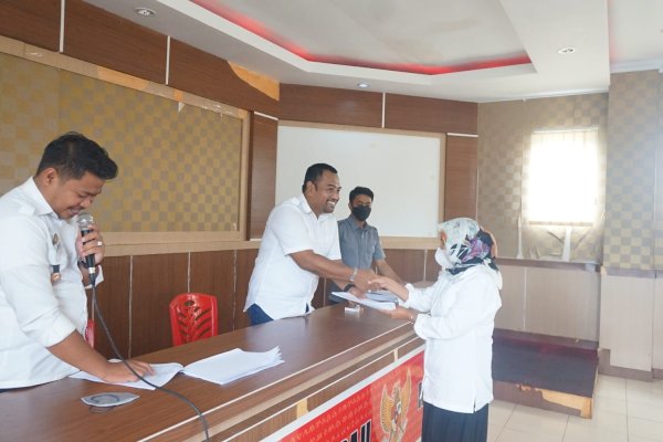 Serahkan SK RT/RW ini Harapan Camat Tamalate Edwar