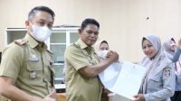 Serahkan SK Laskar Pelangi, Camat Ujung Tanah: harus berikan pelayanan terbaik bagi masyarakat