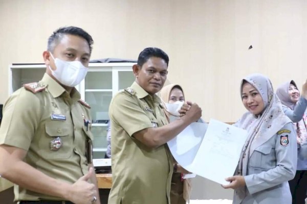 Serahkan SK Laskar Pelangi, Camat Ujung Tanah: harus berikan pelayanan terbaik bagi masyarakat