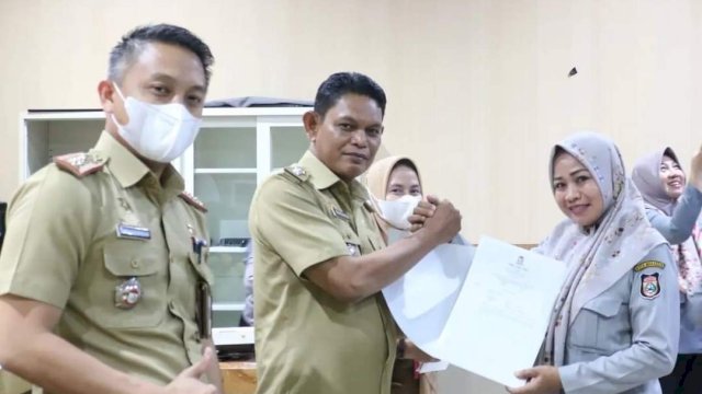 Serahkan SK Laskar Pelangi, Camat Ujung Tanah: harus berikan pelayanan terbaik bagi masyarakat