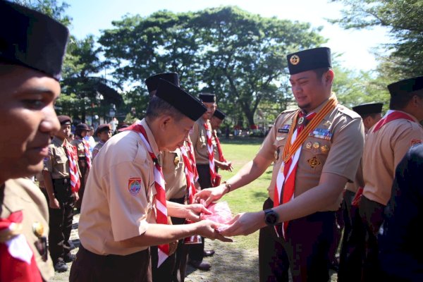 Bupati Gowa Adnan Bagikan 35 Ribu Bendera Merah Putih untuk Masyarakat