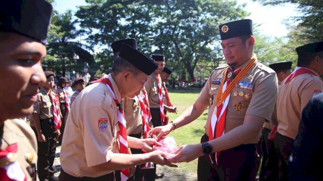 Bupati Gowa Adnan Bagikan 35 Ribu Bendera Merah Putih untuk Masyarakat