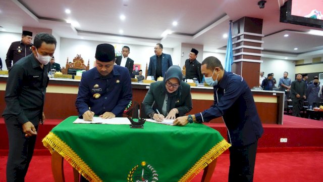 Penandatangan Bersama Antara Gubernur Sulsel dengan Ketua DPRD Sulsel terhadap Ranperda APBD Perubahan TA 2022