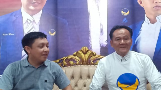 Sekretaris DPD Partai NasDem Palopo, Umar bersama Pemilik Toko Murni Palopo, H Chaeruddin.