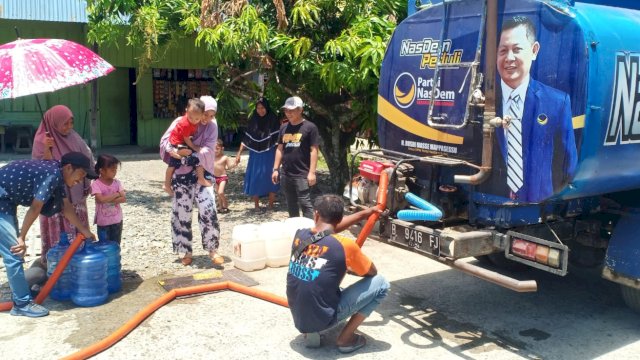 Ketua DPW NasDem Sulsel, Rusdi Masse Kirim Tiga Mobil Tangki Air Bersih untuk Masyarakat Palopo.