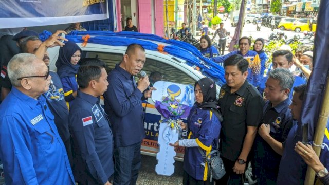 Tukang Urut Keliling, Dahlia Pemenang Mobil Gebyar E-KTA NasDem Sulsel