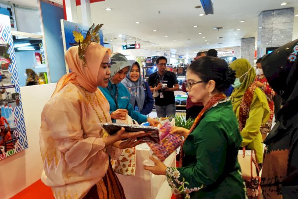 Usai Buka Gelaran PDN Expo 2022, Istri Wakil Gubernur DIY Sambangi Stand Dinas Pariwisata Kota Makassar