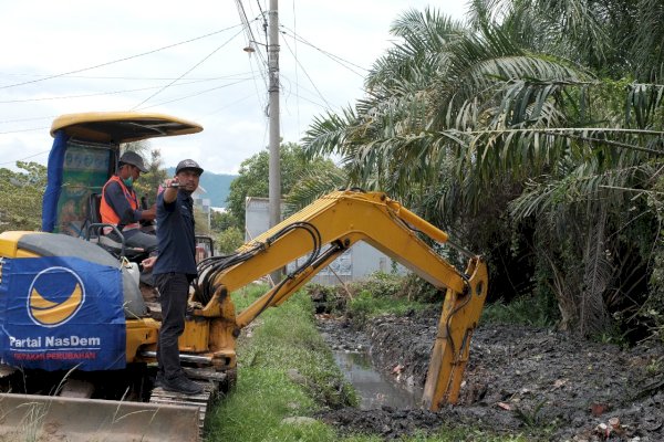 Waka DPRD Palopo Salam Respon Cepat Apirasi Rakyat, Langsung Turunkan Alat Berat Kuras Drainase