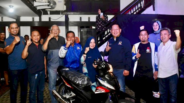 Ketua DPW NasDem Sulsel, Rusdi Masse Bersama Sekretaris DPW NasDem Sulsel, Syaharuddin Alrif Beri Kejutan Kader di Parepare.