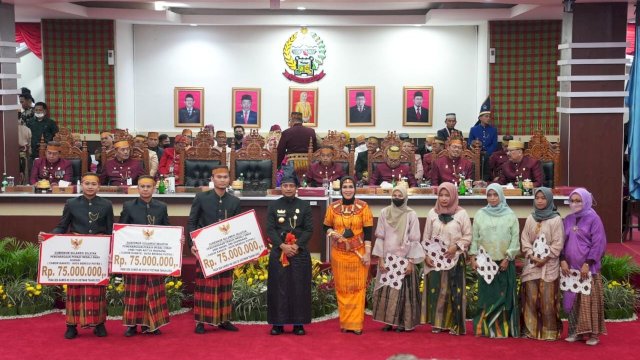 Gubernur Sulsel, Andi Sudirman Sulaiman Beri Santunan Kepada Ahli Waris Saat Rapat Paripurna Istimewa Hut Sulsel ke-353.