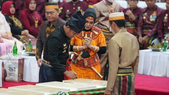Gubernur Sulsel, Andi Sudirman Sulaiman Bersama Ketua DPRD Sulsel, Andi Ina Kartika Sari Saat Rapat Paripurna Hut Sulsel ke-353.