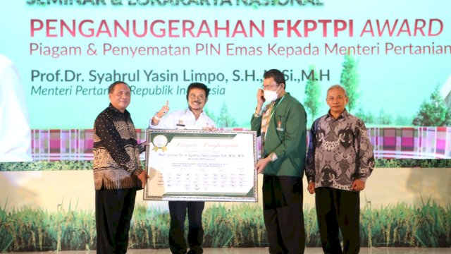 Menteri Pertanian RI, Syahrul Yasin Limpo menerima penghargaan dari Kampus Pertanian