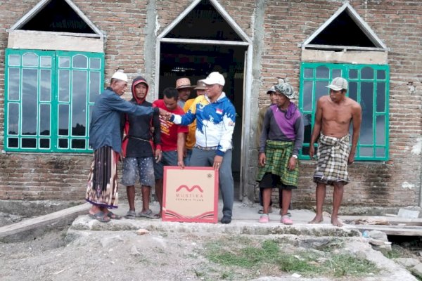 Pengurus NasDem Sulsel H Muslimin-99 Community Salurkan Bantuan Keramik ke Masjid di Bone