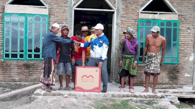 Pengurus NasDem Sulsel H Muslimin-99 Community Salurkan Bantuan Keramik ke Masjid di Bone