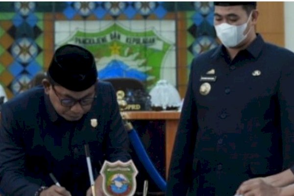 Ketua DPRD Pangkep Haris Gani Pimpin Rapat Paripurna Penyampaian Akhir  Fraksi terhadap Ranperda Perubahan APBBD 2022