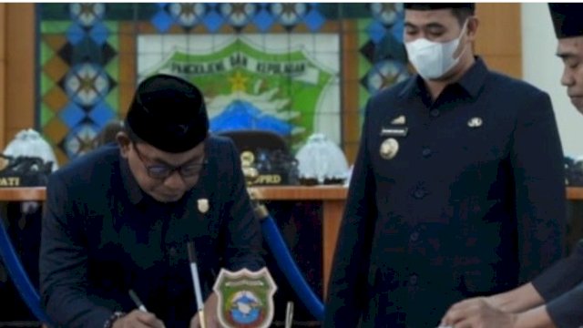 Ketua DPRD Pangkep Haris Gani Pimpin Rapat Paripurna Penyampaian Akhir Fraksi terhadap Ranperda Perubahan APBBD 2022